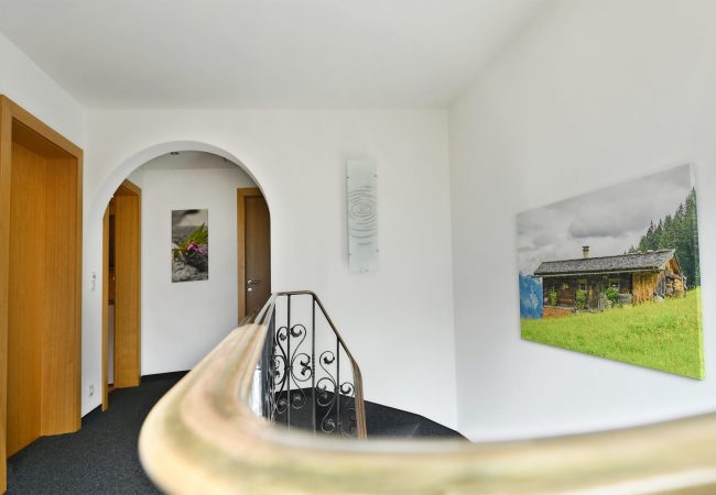 Blick vom Hausflur auf den Treppenaufgang und die Zimmertüren