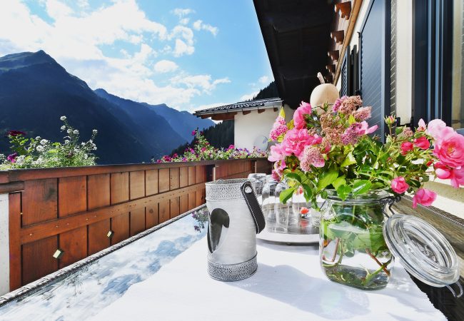 liebevoll dekorierter Balkon des Haus Schallner mit Ausblick auf die Bergwelt